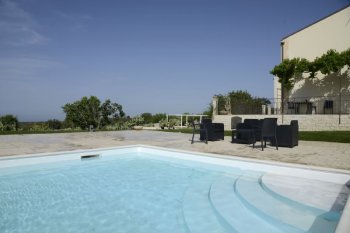 Ragusa, the fine country house with the beautiful garden and the pool