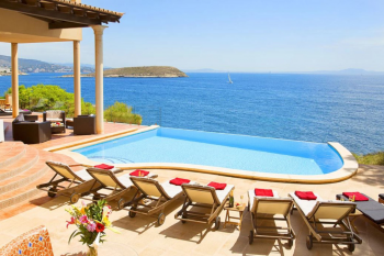 Luxury villa on the beach with panoramic views and direct access to the beach