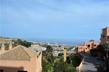 Fantastic duplex apartment with panoramic sea views in Calahonda