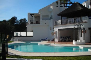 Elegant 3 Bedroom House with Lake View