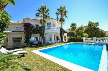 Exclusive villa with panoramic views in Altos de los Monteros