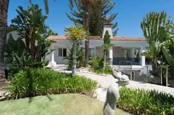 An exceptional villa with panoramic views and spacious grounds