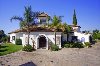Magnificent villa with panoramic views and first-class amenities in Estepona