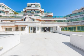 Renovated apartment by the sea in a luxury complex in Puerto Banus