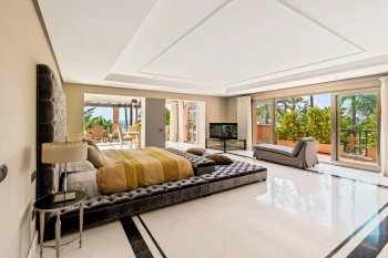 Modern and spacious apartments on the first line of the beach with sea views