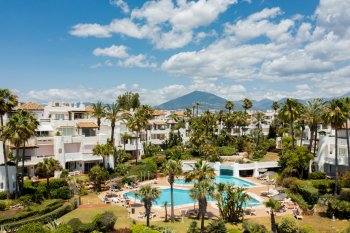 Corner duplex penthouse in a coastal complex near Puerto Banus