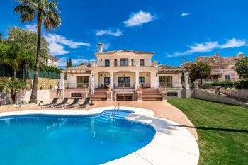 Elegant villa with panoramic views and private pool