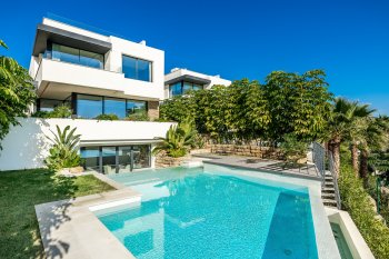Modern villa with panoramic views and amenities in Estepona