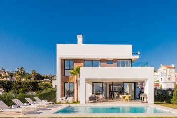 Modern villa with five bedrooms and a swimming pool on the Costa del Sol