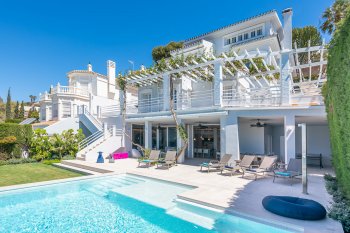 Magnificent six-bedroom villa with a swimming pool overlooking the sea in Malaga