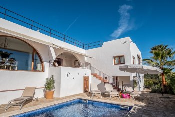 Magnificent modern villa with sea views and excellent location