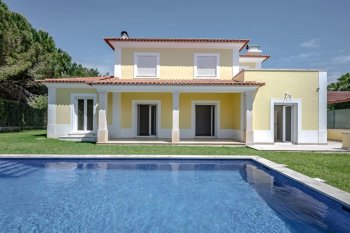 Spacious house with a swimming pool in a prestigious complex