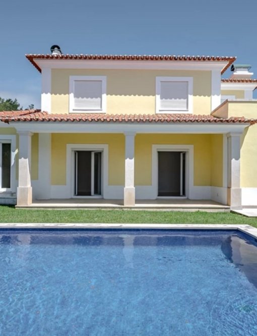 Spacious house with a swimming pool in a prestigious complex