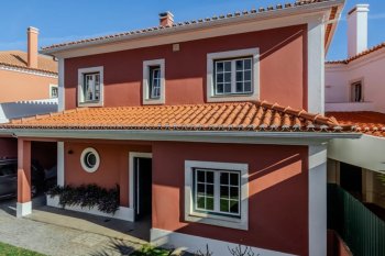 stylish and renovated villa with pool and garden in a privileged condominium