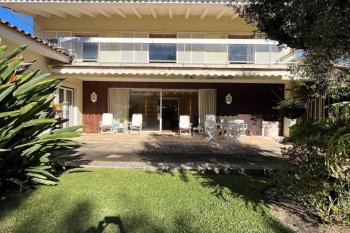 Historic villa with garden and swimming pool in a prestigious area by the sea