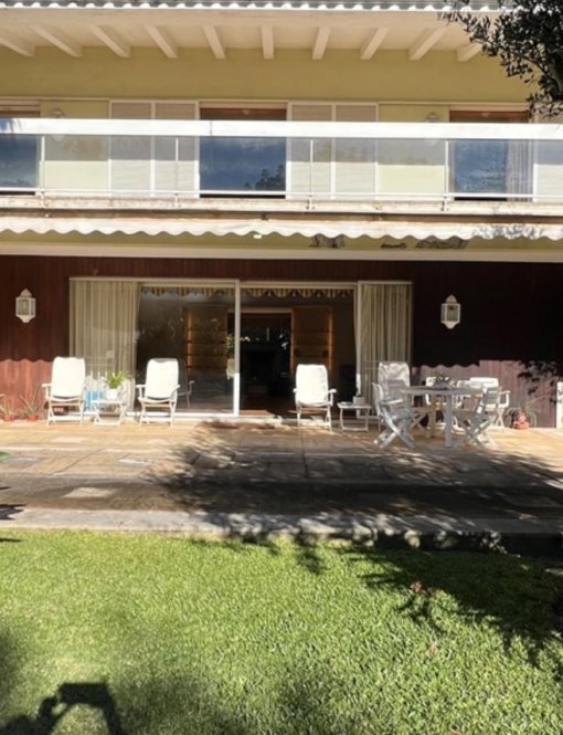 Historic villa with garden and swimming pool in a prestigious area by the sea