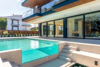 Modern house with heated pool and elevator