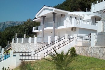 Snow-white country house in Bara