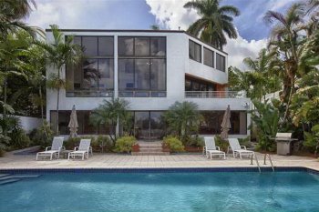 Modern country house on the prestigious island in Miami