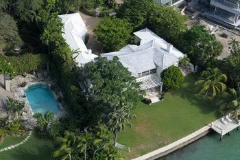 Прекрасный особняк с видом на залив в Майами