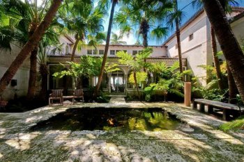 Превосходный особняк с прекрасным садом в Майами
