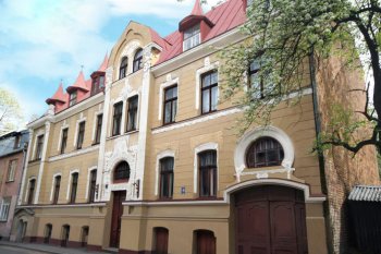Историческое здание недалеко от Старой Риги