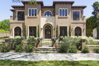 The traditional mansion on the Palm the Drive