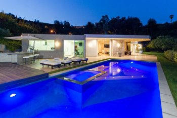 The modern mansion in California