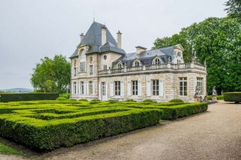 Чудесный замок во Франции