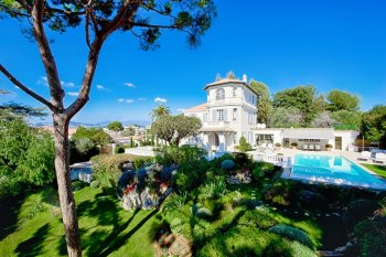 Refined country house in Antibe