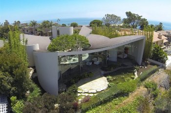 The wonderful mansion overlooking the ocean in La-Holie