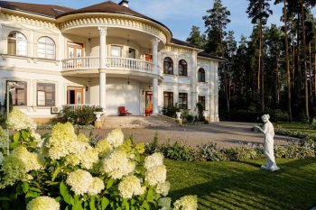Fine country house at the lake in Riga