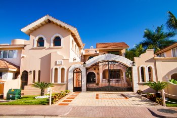 The magnificent mansion in the city of Puerto-Aventuras