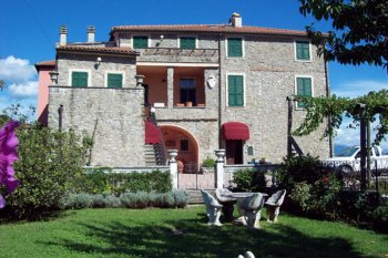 The historical house is located in Follo