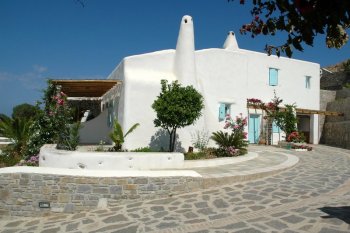 Exclusive country house on the lake Paros