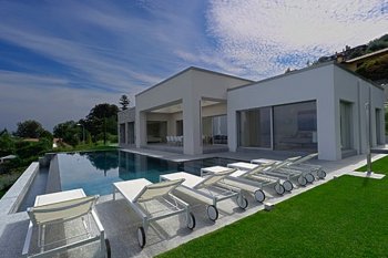 Delightful country house on the lake Madzhore
