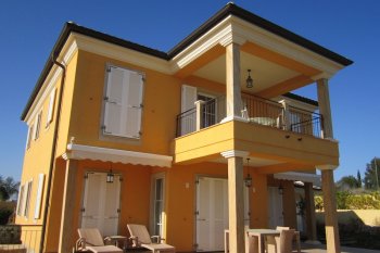 Excellent country house in Benys