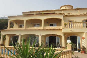 Magnificent country house on hills Altei