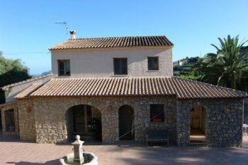 Remarkable country house in Benys