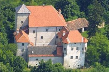 Впечатляющий замок в городе Загреб