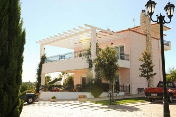 Magnificent country house in Playari