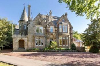 The unusual house near the city of Linlithgow 