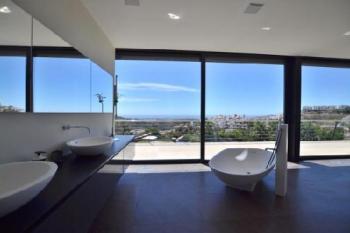 Stylish country house overlooking the sea in Marbella