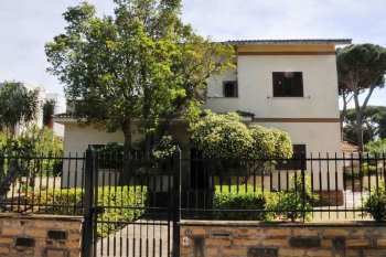 Симпатичная вилла располагается на курорте в Италии