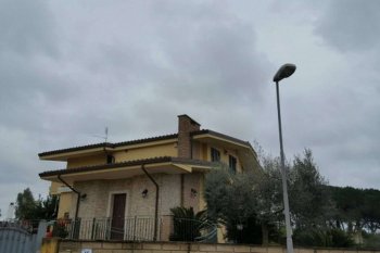 Nice three-storyed country house in Nettuno