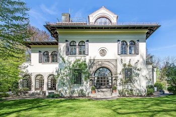 The elegant mansion in Munich