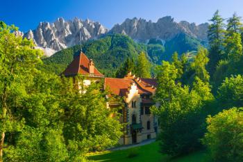 Роскошный замок в Альпах