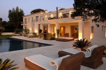 The magnificent country house near the center Seong Track