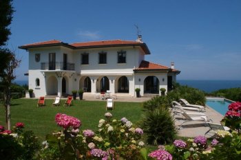 The magnificent country house on the bank of the Bay of Biscay