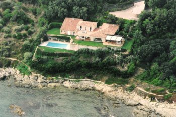 The magnificent country house on the seashore in Seong Track